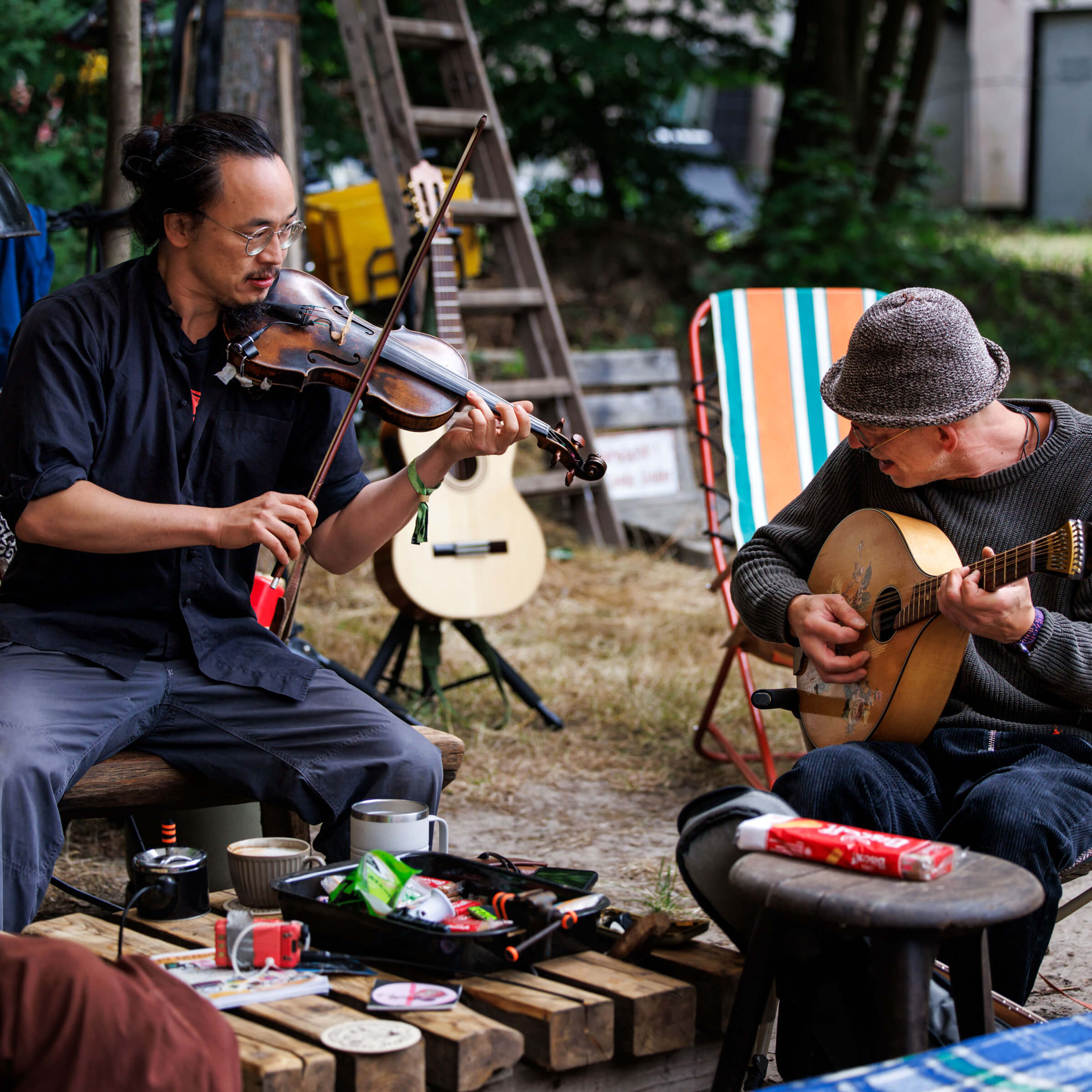 Tony Lai and Lauscher jam in the coffee cafe.  Lauscherand Mandina are live musicians representing the URkollektiv. The "UR" stands for "roots," the primordial, connecting force and source of creative energy that brings all art forms together. At the DWeb Camp in the Alte Hölle, we connected the "URjahreszeiten" with this spirit of living, connected ecosystems and cooperation.